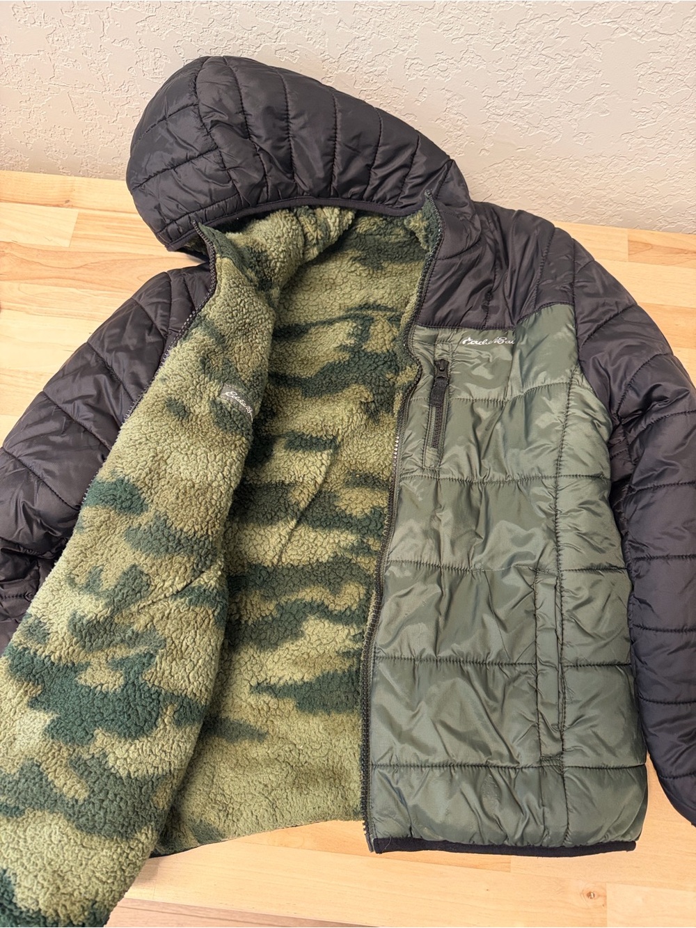 Eddie Bauer Reversible Jacket
Boys Youth Kids 8/10 Camo Puffer Fleece Zip